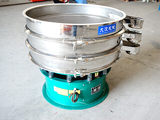 該機(jī)型號為DH600型的單層兩個(gè)出料口,網(wǎng)架采用子母網(wǎng)分離結(jié)構(gòu)